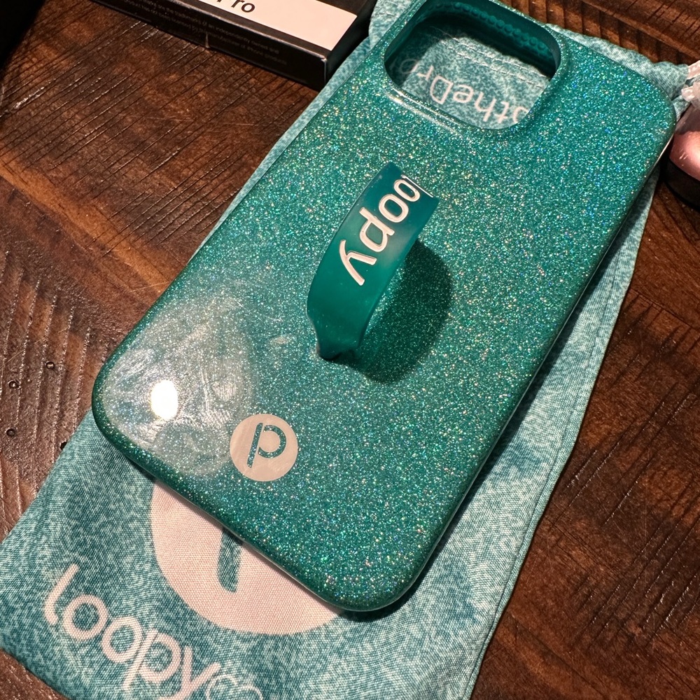 Loopy iPhone 13pro case, barely used plus 2 screen savers